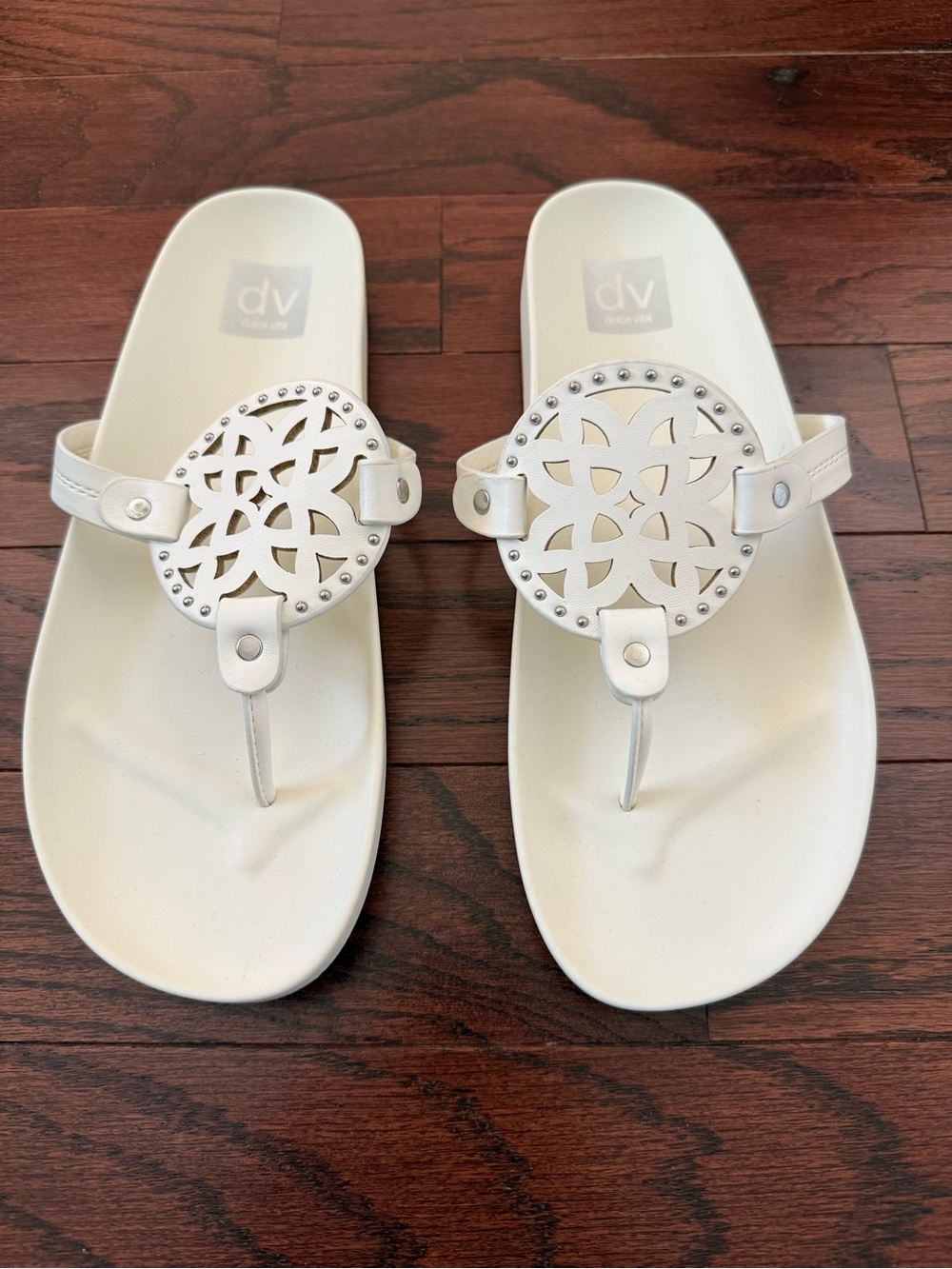 DV Dolce Vita White Laser Cut Medallion Thong Sandals Size 9.5 NWT